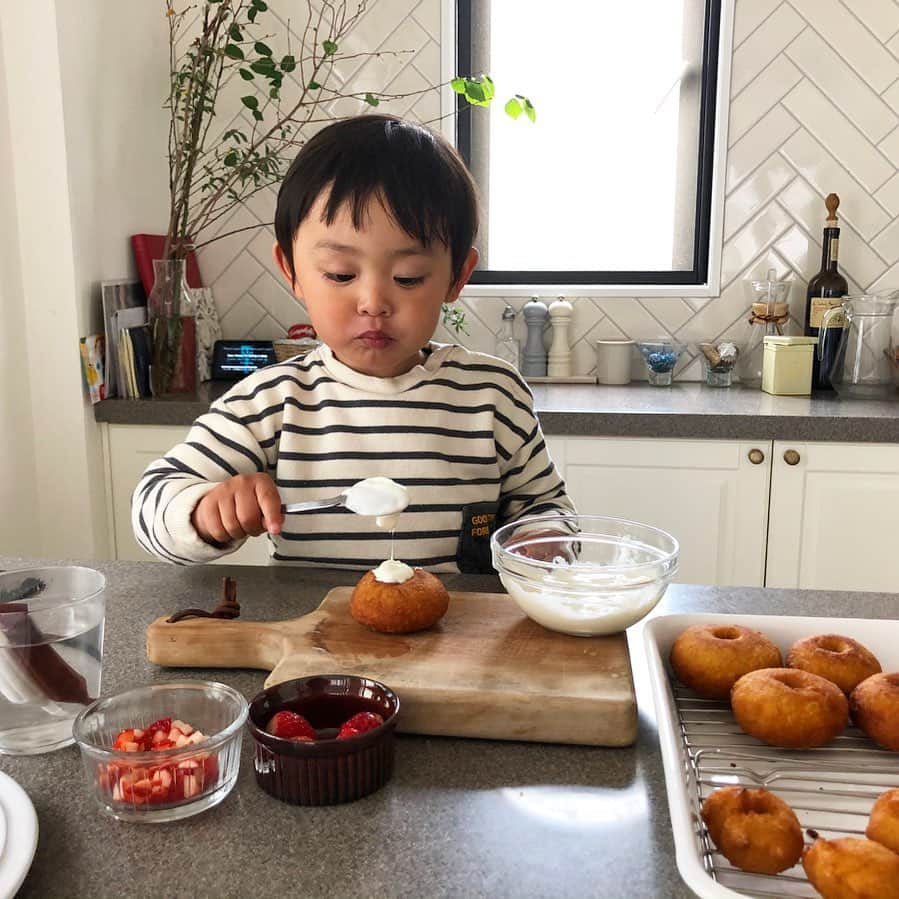 川島令美のインスタグラム：「おいものドーナツにトッピング中🍩 　#米粉のおやつ　#米粉 ＊＊＊ 芋150 蒸してマッシュ、溶かしバター15、卵1個、甜菜糖30、米粉120、BP小さじ1 すべて合わせゴムベラでまぜまぜ、粉っぽさがなくなったら手でまとめ好みの形に成形。米油でこんがり揚げる。 ＊ #3歳2ヶ月 の出来事👦」
