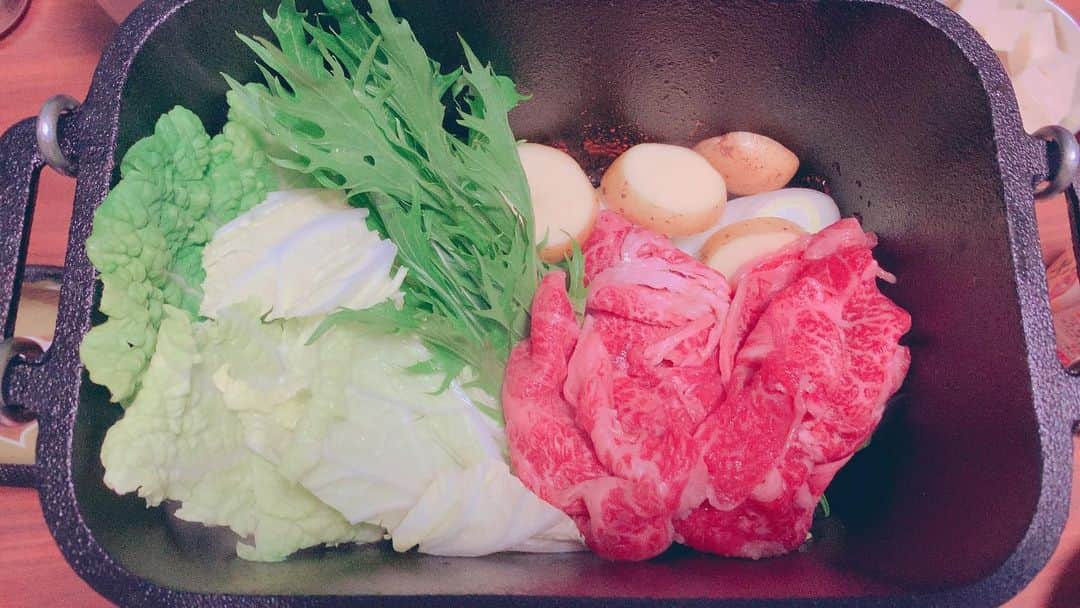 長田成哉さんのインスタグラム写真 - (長田成哉Instagram)「スクエアダッチオーブンを買ってから、絶対にやりたかった事があって。 実家から「外出自粛を少しでも快適に過ごせるように」と親が良い肉を送ってくれて。 俺はそれを使って、家ですき焼きしたぞ！！笑 家の中では、徹底的に 自粛しないと。決めた。最高だった。 このダッチオーブン一個あれば、蓋を裏返すと肉を焼けるようになっているし、もうこれがあればフライパンとか持っていかなくて済む事が実証されたし、なんなら俺はソロキャンプで一人すき焼きしてやろうという野望が増えた。 #ダッチオーブン #すき焼き  #キャプテンスタッグ #シングルバーナー  #家キャンプ」4月11日 21時04分 - seiyaosada