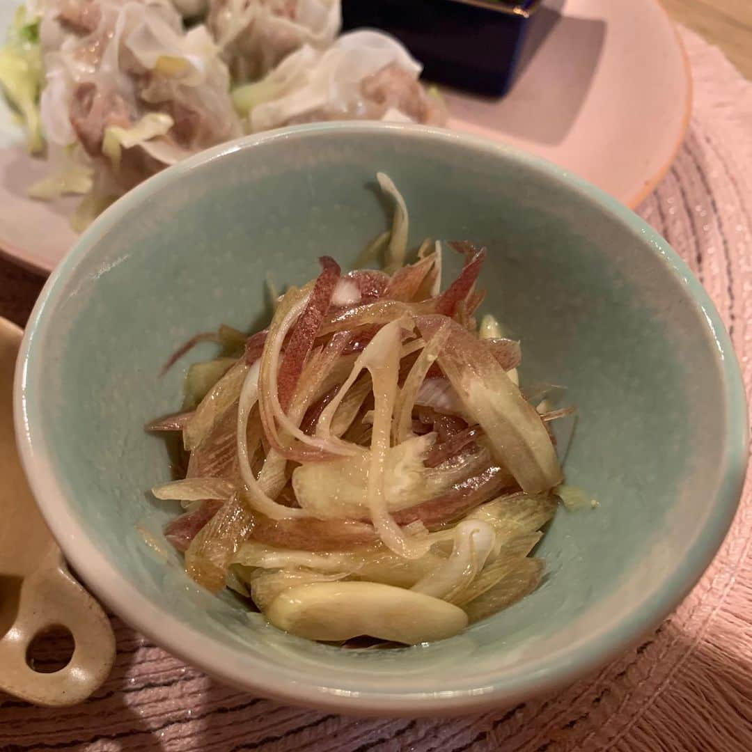 大井智保子さんのインスタグラム写真 - (大井智保子Instagram)「もうご飯作って食べることしかしていない1日😂 なおちゃん家で教えてもらったぶりのシュウマイ、うまくできました🙋‍♀️ . りせちゃんレシピの大好きなセロリサラダや、 行きつけのお店のみょうがナムルなどなど🤤 いろんな種類食べたい人なので時間がかかるけど、 お料理上手なお友達がたくさんで、おいしいレシピ教えてもらえるからとっても助かっています♪♪ . 今カープの2016年優勝テレビでやってるから、 ミッキーのカープTシャツ着て見てるよ⚾️ 「赤い心見せ〜」でもう涙ぐんじゃうよね😂😭おうちで最高の夜。 . . #おうちご飯 #おうち時間 #しゅうまい #シュウマイ #手作りシュウマイ #自炊 #自炊記録  #chihoko飯 #stayhome #staysafe . @baseball_girl_89 #インスタ野球女子 #プロ野球 #カープ女子 #Tシャツ #カープグッズ #ミッキー #ミッキーマウス #ディズニー #ディズニーグッズ #diseey #mickeymouse #クッキングラム」4月11日 21時04分 - chihokoi