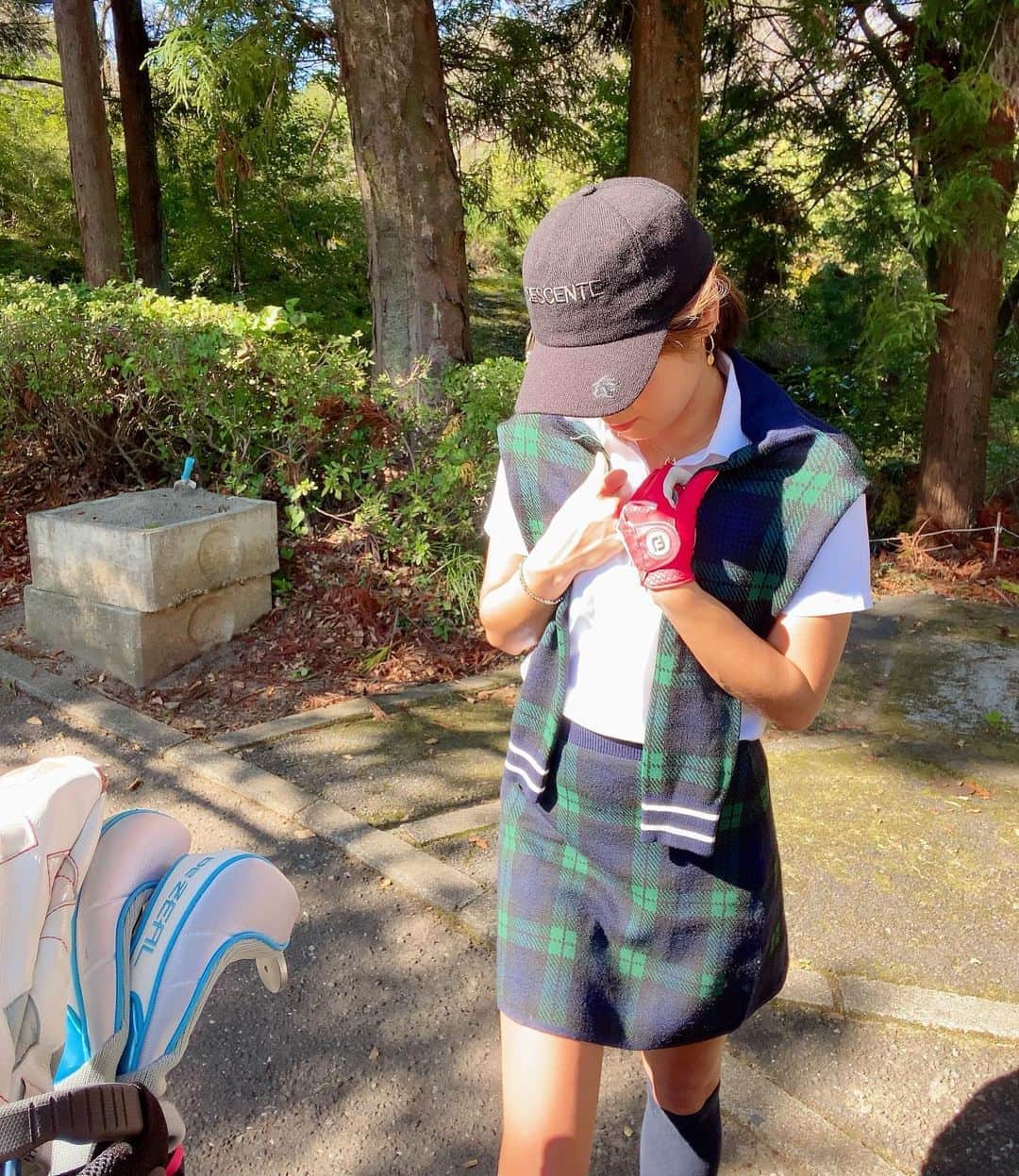 彩海のインスタグラム：「. . お天気よくてあったかいし ゴルフでも行きたい気分⛳️ . コロナ収束したらやりたいことだらけだけど それくらい当たり前が大切だったってこと。 . 会いたい人に会えなくて 会いたいなぁって思う時間もエモいかって♡ . . . みんなで　#外出自粛　頑張ろうね！ . (写真は過去撮ったものです) . . . . #ゴルフ女子 #ゴルフ#ゴルフウェア#ゴルフ初心者 #自粛頑張ろうね」