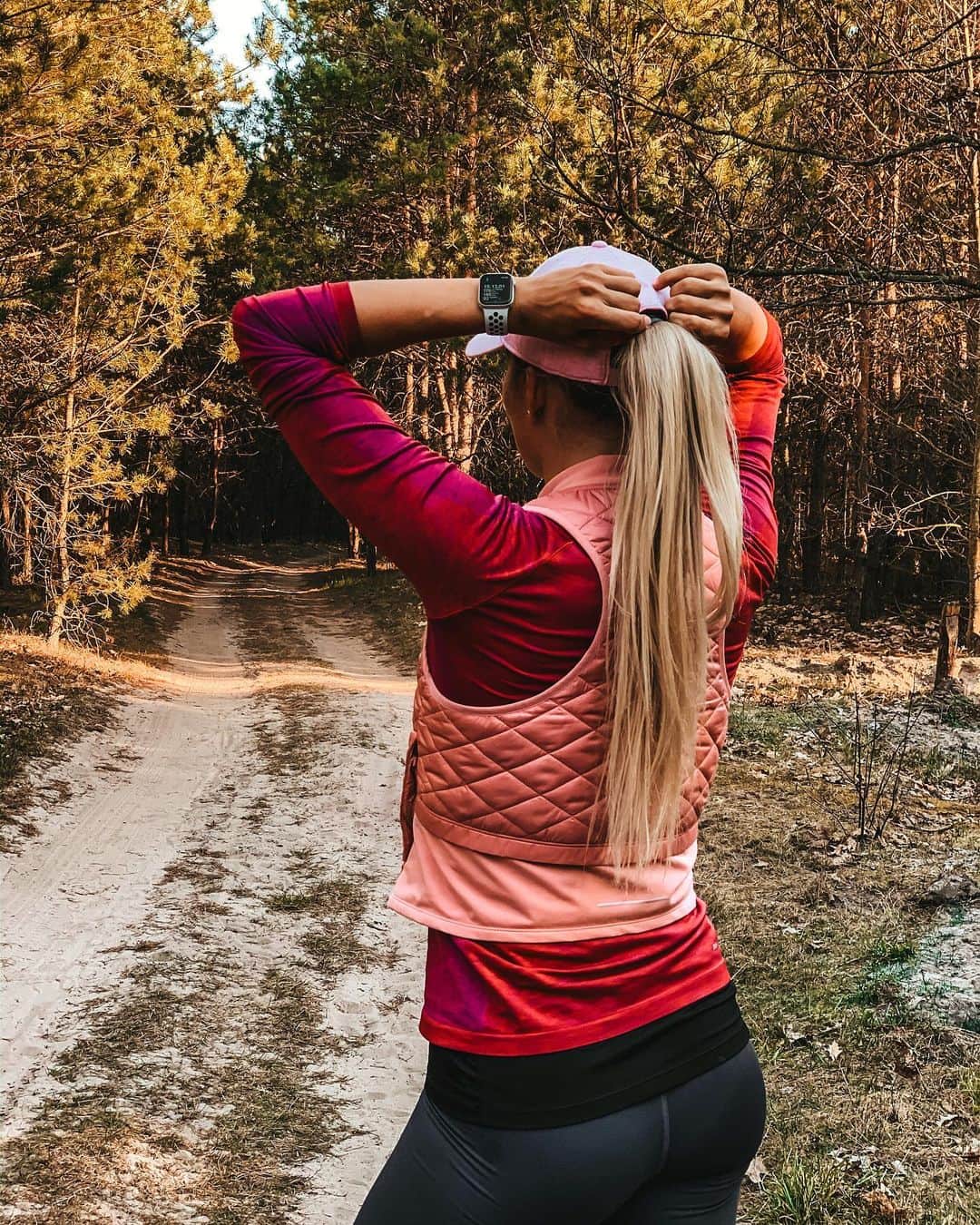 ヴィクトリア・トカチュークさんのインスタグラム写真 - (ヴィクトリア・トカチュークInstagram)「Training in the forest!💪🏼 #training #home #justdoit #strong #roadtomydream #fitnessgirl #fit」4月11日 21時15分 - viktoriiatkachuk_