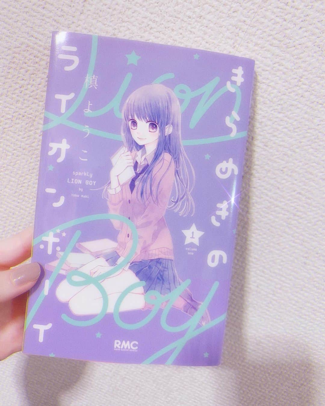 井上瑠夏のインスタグラム：「📙♡📙♡﻿ ﻿ ﻿ .﻿ ﻿ .﻿ ﻿ ﻿ おすすめの少女漫画﻿ おしえてください〜☁️❤︎﻿ ﻿ 最近読んでるのは﻿ #きらめきのライオンボーイ ◡̈*.。﻿ ﻿ ﻿ ﻿ ﻿ #おうち時間﻿ #なにしてますか　#stayathome  #少女漫画 #漫画 #manga  #青春　#胸キュン #りぼん  #🦁 #⭐️」