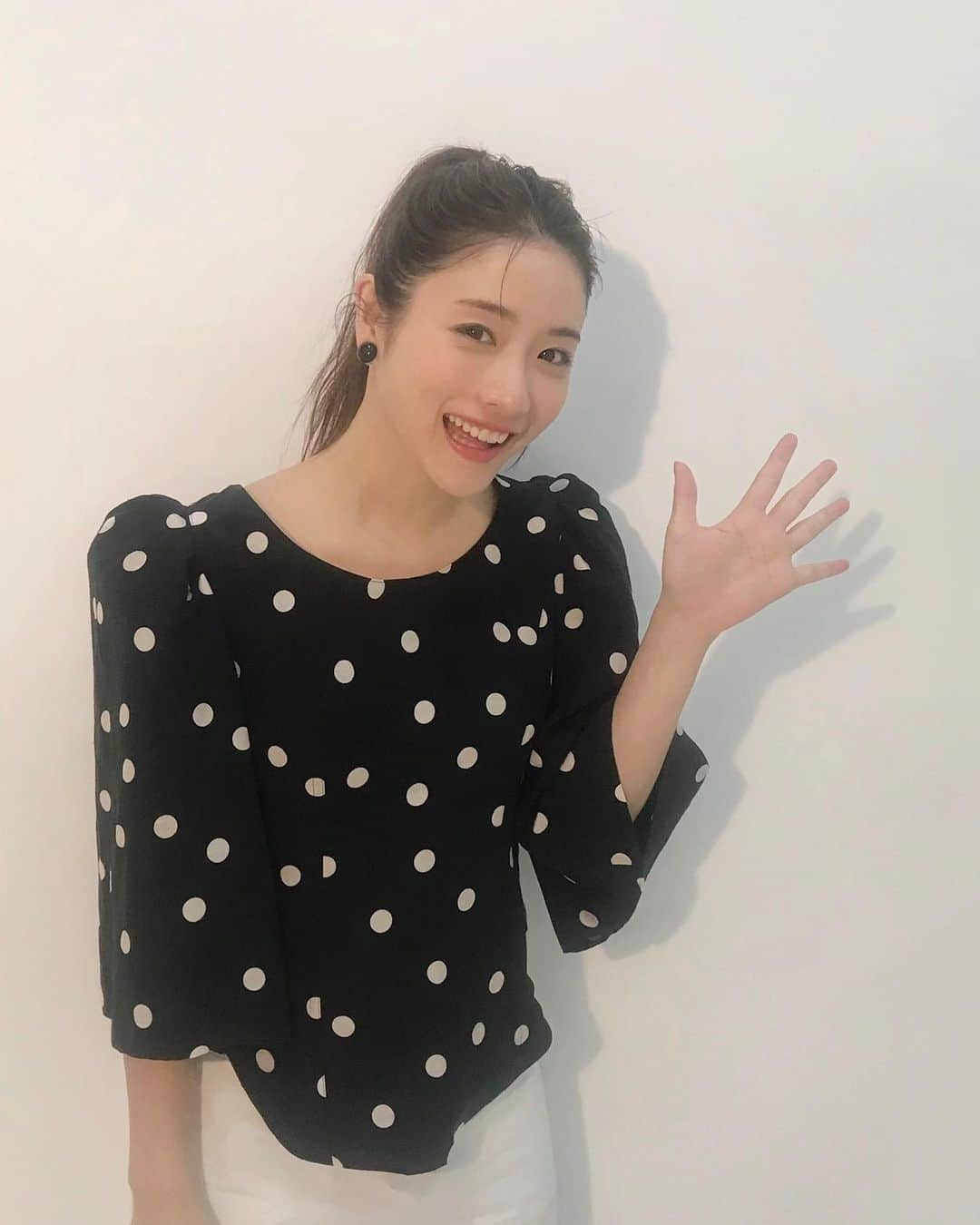 andGIRLさんのインスタグラム写真 - (andGIRLInstagram)「本日発売📚！andGIRL5月号の﻿ カバーガール石原さとみさんの﻿ オフショットをお届け🙌🏻💗﻿ ﻿ 誌面では、"甘"と"辛"で﻿ 雰囲気の違う2パターンの﻿ コーデを着こなしてくれているんですが﻿ どちらもとっっても可愛いんです...🥰﻿ ﻿ そしてアラサー女子の憧れがつまった﻿ 石原さとみさんの最近ハマっている﻿ メイクや美容法、洋服選びのポイントまで﻿ みんなの知りたい！を﻿ まとめてご紹介しているので、﻿ おうち美容の参考にチェックしてみてください♡﻿ ﻿ ﻿ #石原さとみ #撮影オフショット #表紙﻿ #andGIRL5月号 #メイク #美容法 #春コーデ﻿ #andGIRL #アンドガール」4月11日 21時21分 - andgirl_jp