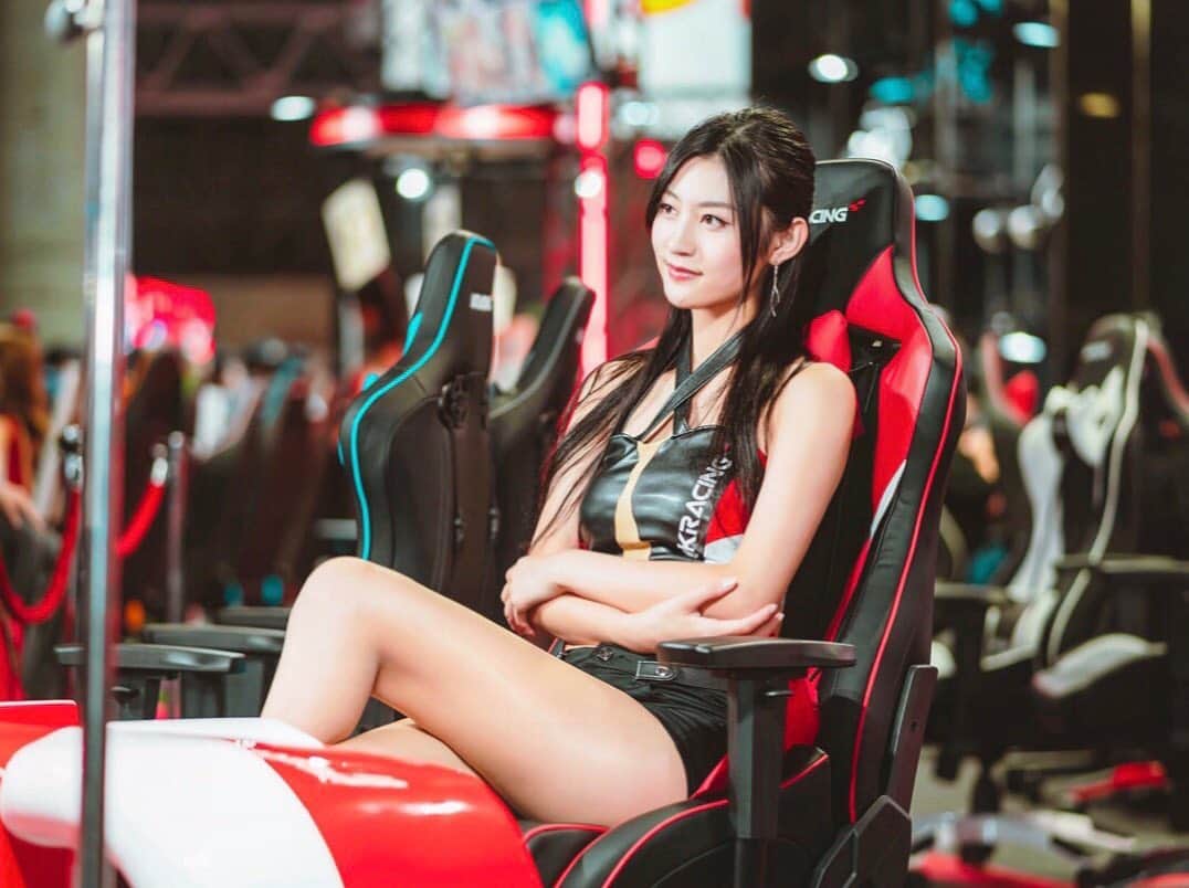のインスタグラム：「. ❤️ . . #インスタライブ  #明日初配信 #🥰 #お家時間を充実させよう  #AKRacing  #instagood #いいね #フォローミー #gamingchair #ゲーミングチェア #switchlite #ふともも #コスチューム  #東京ゲームショウ #tgs2019 #美人 #筋肉女子 #体幹 #在宅勤務 #在宅ワーク #ヒップアップ #instalive #配信  #腹筋女子 #黒髪 #コロナ #美脚 #workout #モデル #followｍe」