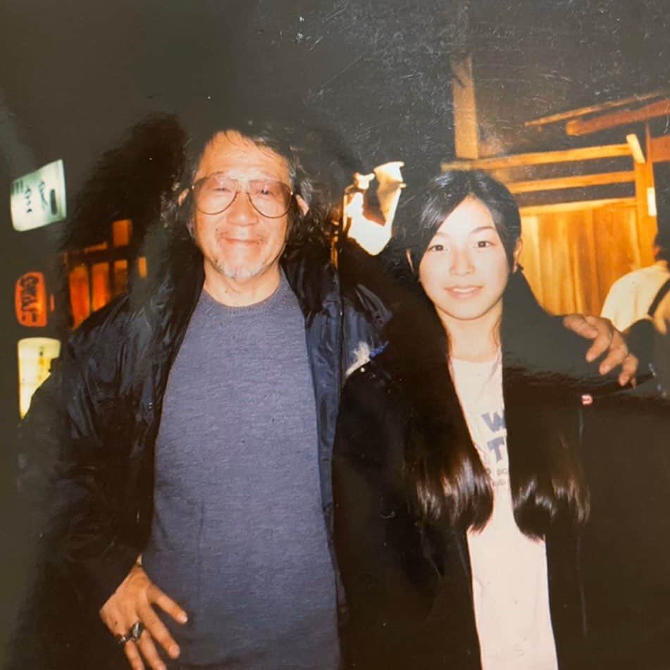 寺島咲のインスタグラム：「中学生だった私を映画の世界に導いてくれた大林監督。 『理由』という作品で監督と出会い、右も左も分からないけどただただその撮影現場に魅了されて「またこの場所にきたい」と思ったのがきっかけで女優を志すようになったのを覚えています。  それから私の成長を見守ってくれるように様々な役に挑戦させて頂き、気づけば6本もの作品に出させて頂きました。監督から頂いた言葉は自分だけの秘密にしたいほど私の宝物です。 沢山のことを学ばせて頂き、沢山の愛情を注いで頂き、沢山の刺激を貰いました。 今までもこれからも、大林監督はずっと私にとって特別な存在です。  ご冥福をお祈りします。」