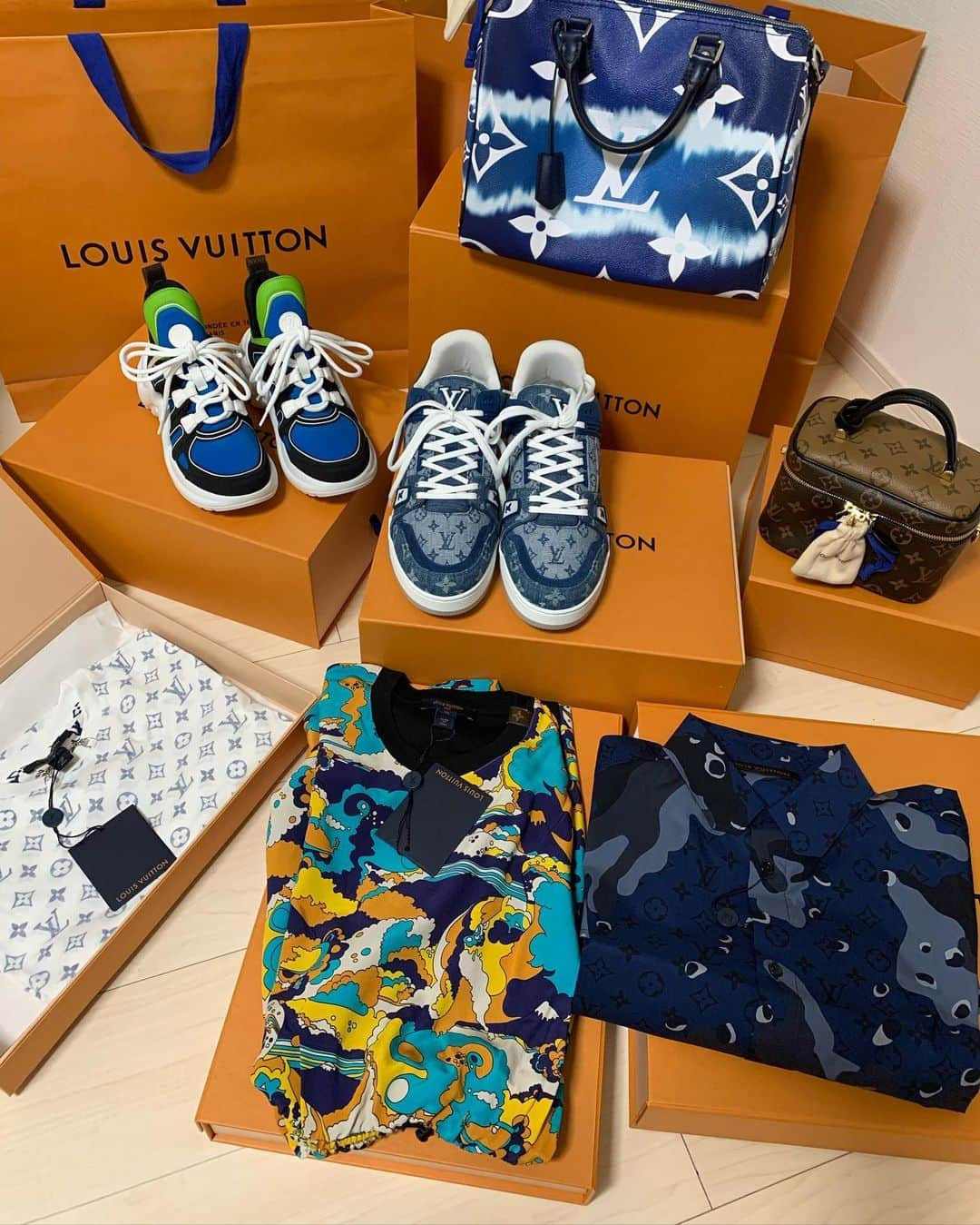 ちむのインスタグラム：「春夏collection🛍  気が向いたらまた残りUPします☺️ #louisvuitton #shopping #アークライト #collection #Summer #ONEPIECE #sneaker #レアアイテム　#プレタポルテ　#限定　#BAG」