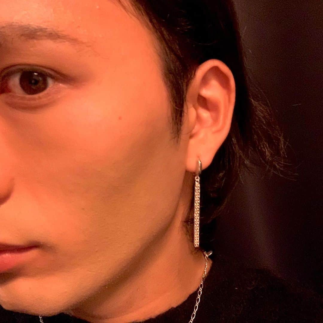 鈴木重伸のインスタグラム：「PUERTA DEL SOLよりピアスが届きました。 7〜8年振りくらいにピアス着けました。塞がってないもんですね。 イヤーカフ含めカッコええの多いんで、ぜひ通販とか見てみてください。 #puertadelsol」