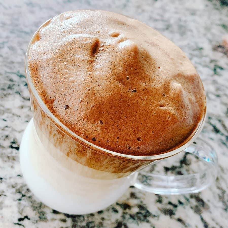河西美希さんのインスタグラム写真 - (河西美希Instagram)「混ぜないで作るめちゃくちゃ簡単なダルゴナコーヒー☕️初✌️ YouTubeで ちびあかぽん さんのレシピで作った！！天才🥺  #ダルゴナコーヒー　#味はただのミルクコーヒー」4月11日 21時30分 - mikipon1111