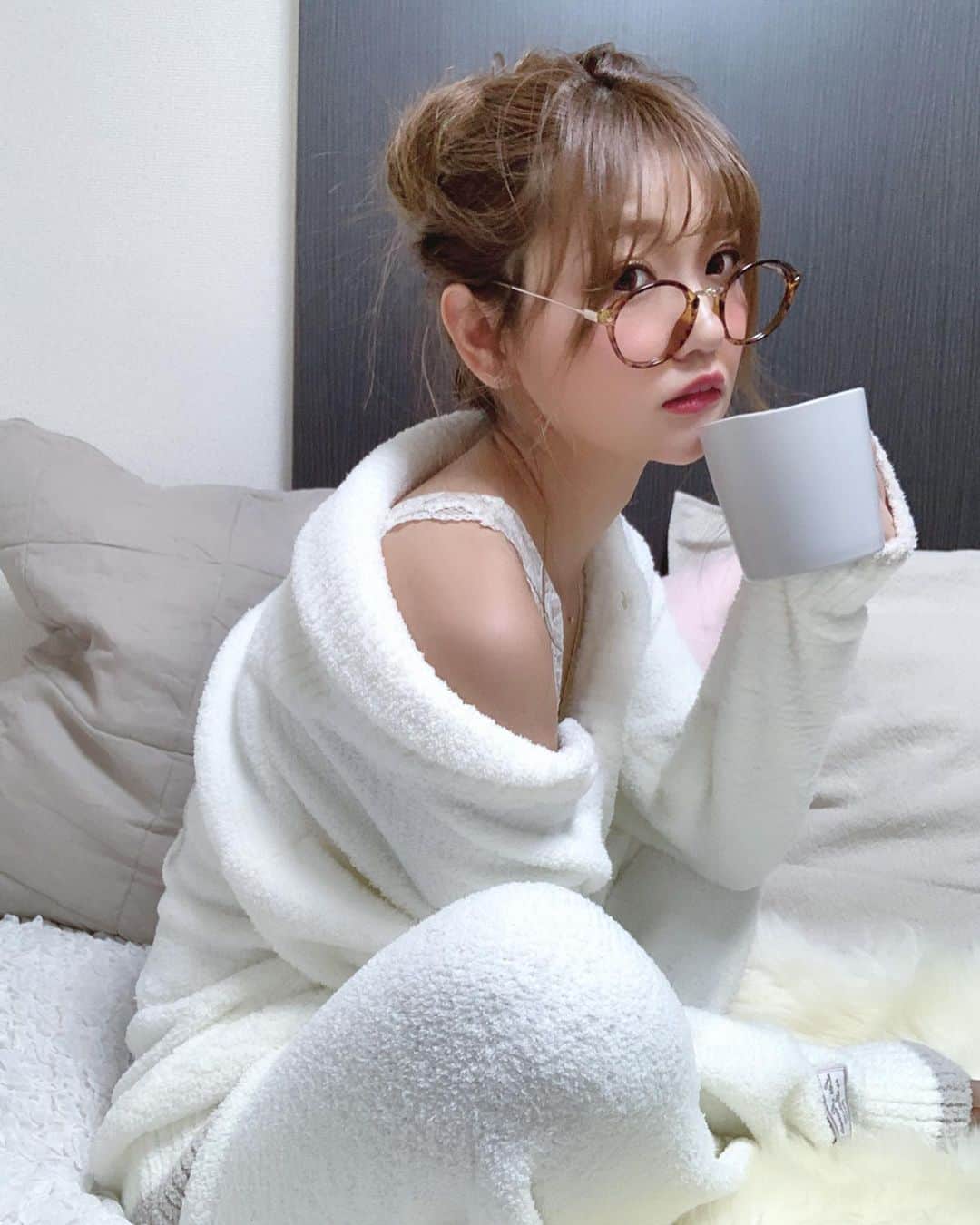 いっちゃん/嶋津 いつみのインスタグラム：「. . お仕事終わってお家時間は ひたすらコーヒーとどうぶつの森🤓❤️w . . . . とりあえず、明日はお休みなので 昼まで寝ます😀👉🏻👈🏻 . . . . . 来週はハードめのスケジュールなので しっかり体力回復するぞー🧚🏻‍♀️⭐️ . . . . . #関西  #関西サロモ  #サロンモデル #サロモ #いっちゃん  #フリーモデル #関西モデル  #あざといっちゃん #かわいっちゃん #いっちゃんコーデ #ブライダルモデル #アレンジモデル #ヘアカラー  #ヘアアレンジ  #ロングヘア #スーパーロング」