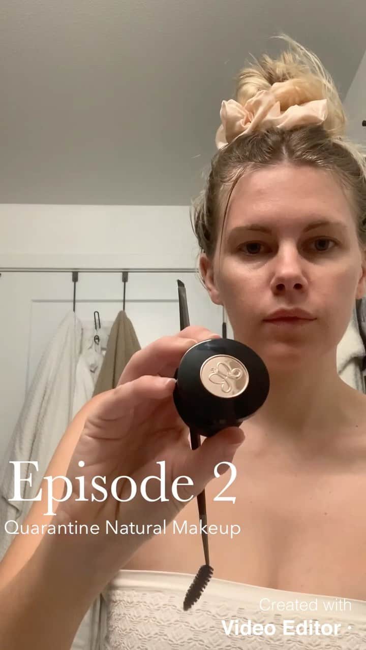Chrissy Blairのインスタグラム：「Quarantine 5-items-only natural makeup  @anastasiabeverlyhills eye-brow powder duo (taupe) @bareminerals well rested under eyes and t-zone  @thebalm bahama mama bronzer  @jouercosmetics highlighter (rose quartz) @glossier cherry balm dotcom」