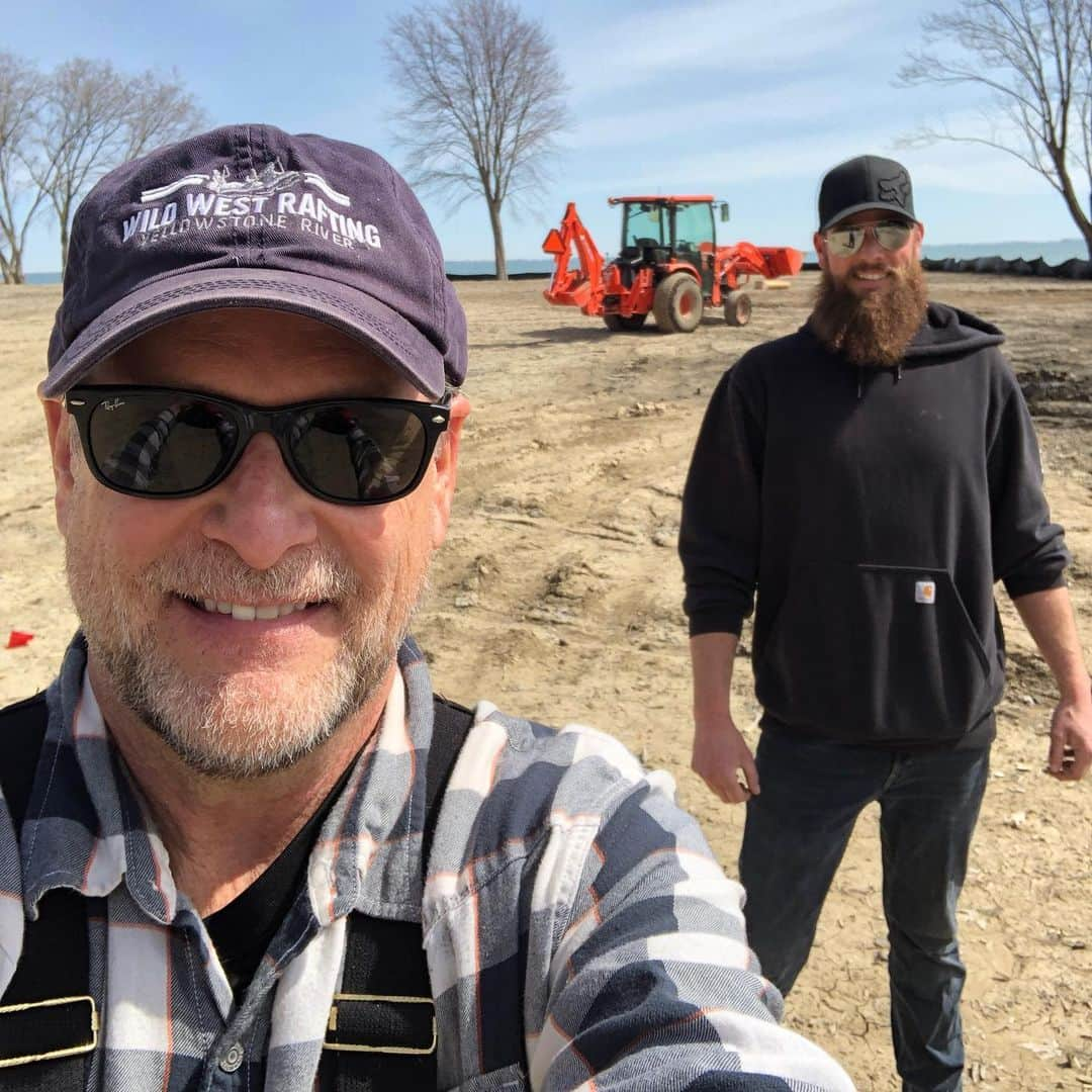 デイブ・クーリエさんのインスタグラム写真 - (デイブ・クーリエInstagram)「Staying 6 feet away from @m_couwlier as we tractor-it-up. #cutitout #northernhillbilly #michigan #lakestclair #kubota #kubotatractor」4月12日 7時27分 - dcoulier