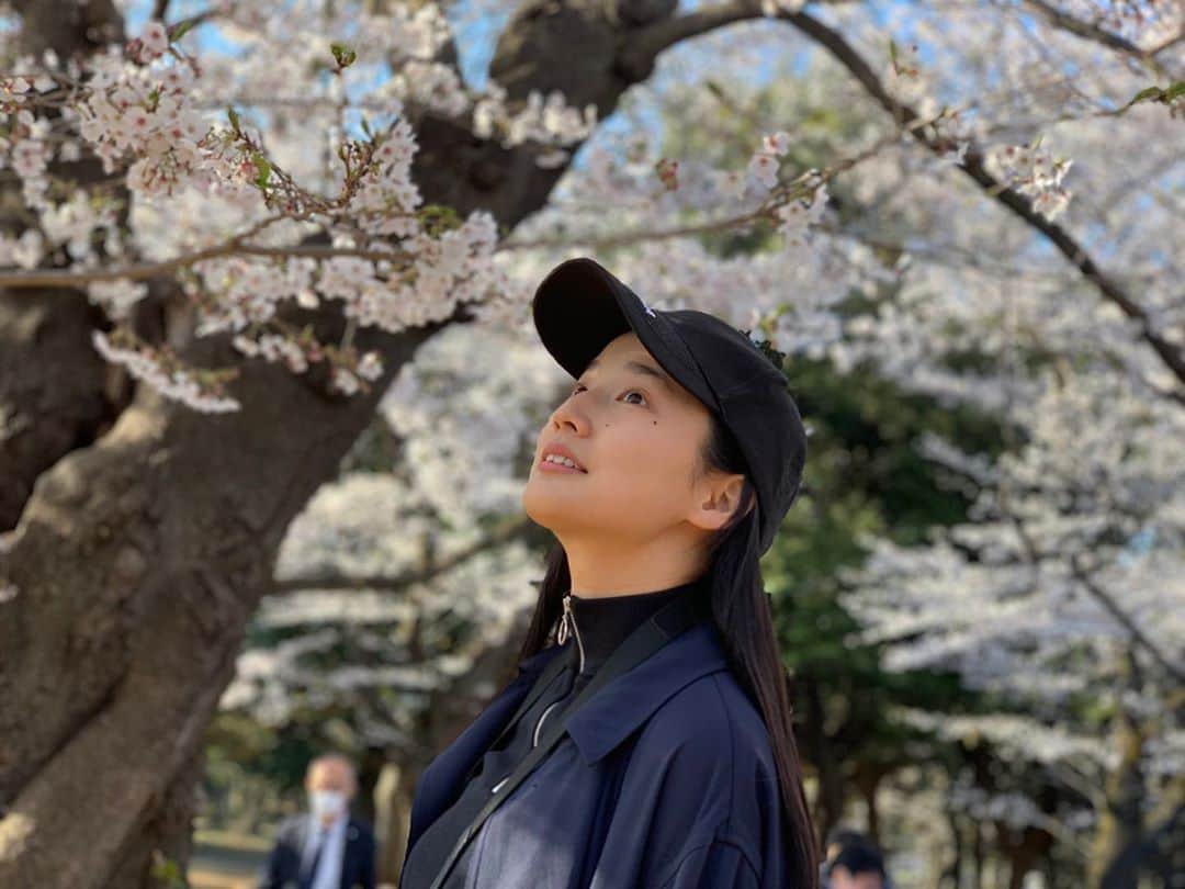 高嶋香帆のインスタグラム：「桜も散ってきたねー。 こんな未来があるなんて、考えもしなかった去年の今頃の写真。 . 本当にいつ何が起きるか分からないね。 家族や友人、お世話になっている皆さんに日々感謝しないとだ！ . 皆さんいつもありがとう😊」