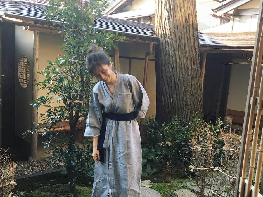 岩崎裕美さんのインスタグラム写真 - (岩崎裕美Instagram)「#過去写真 . #茶室 がある宿。 200年前の伝統建築を修復して造られたそう。 . (長時間の正座には慣れてないけど😂) 日本の茶の湯文化って良いなぁとしみじみ🍵  お抹茶と和菓子をいただきました。 ＿＿＿＿＿＿＿＿＿＿＿＿＿＿＿＿＿＿＿＿＿＿＿＿＿ #teatime #japanesetea #onsen #trip #travel #yukata #kimono #travelphotography #japan #kaga #ishikawa #yamanaka #山代温泉 #石川県 #石川 #加賀市 #加賀 #温泉旅行 #温泉 #旅行 #旅 #観光 #星野リゾート #ホテル #浴衣 #抹茶 #過去pic」4月12日 7時59分 - hiromi_iwasaki