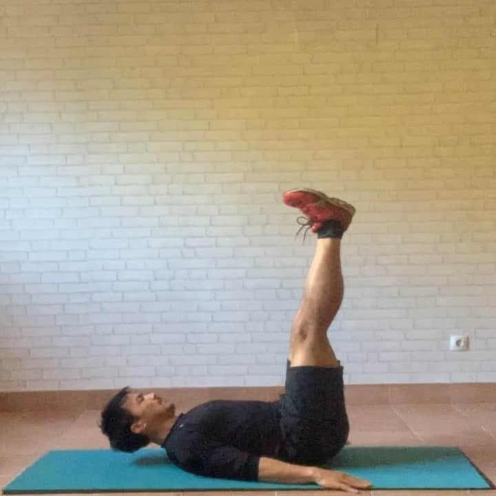 岡崎慎司のインスタグラム：「Training video day 19 サーキットの追加メニューです。 今まで出してきたメニューに組み合わせて、自分なりのサーキットメニューにして下さい！  1. 脚上げ腹筋 仰向けに寝て、膝を伸ばした状態で脚を地面と垂直になるように上げる。この姿勢を保持しながら、かかとが真上に突き上げる動作を繰り返す 2. ロールストレッチ 長座での前屈ストレッチを行ったあとすぐに脚を頭の後ろにつけるように後方に転がる。ストレッチは膝を伸ばして行い、後方に脚を振る際にはつま先が地面に着くようにする。 #杉本メソッド #体が動けてくるのを実感していこう。」