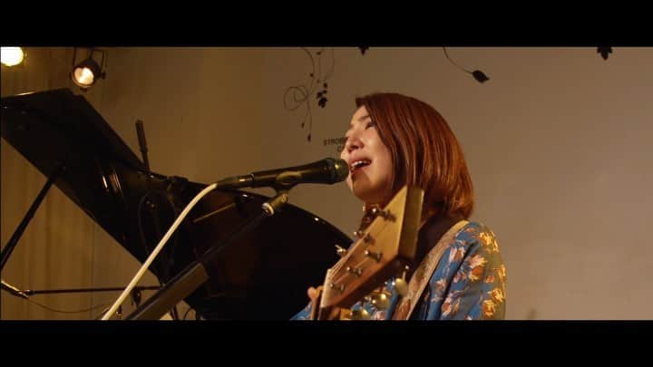 のインスタグラム：「ぎゅってしよ - 鈴木友里絵 . . 2020.4.5@北参道ストロボカフェ . 【無観客生配信】鈴木友里絵×みきちゅ 2マン〜ゆりえ帝国vsみきちゅワールド〜 より . . . video by @10q00 . . . 先日の生配信映像から一曲、YouTubeにフルで公開しました！(昨日しました！！投稿が遅くなりました！！) . . . この曲の最初の . 「もしも明日世界が終わってしまうとしたら、僕はこの身が果てるまで、愛してるっていうんだろうな」 . とゆう一行を歌ったときに、 . 今その例えは、全く有り得ない例えじゃ無いかもしれないなと、ふと思って、 . 愛しい人たちの顔が沢山浮かんで、 すごく、 すごく、 涙が出そうになりました。 . . どうか大切な人たちが、元気でいてくれますように。 そして自分の大切な人たちだけじゃなくて、 誰かの大切な人たちもみんな、 無事でありますように。 . . 願いを込めて。 . . .」