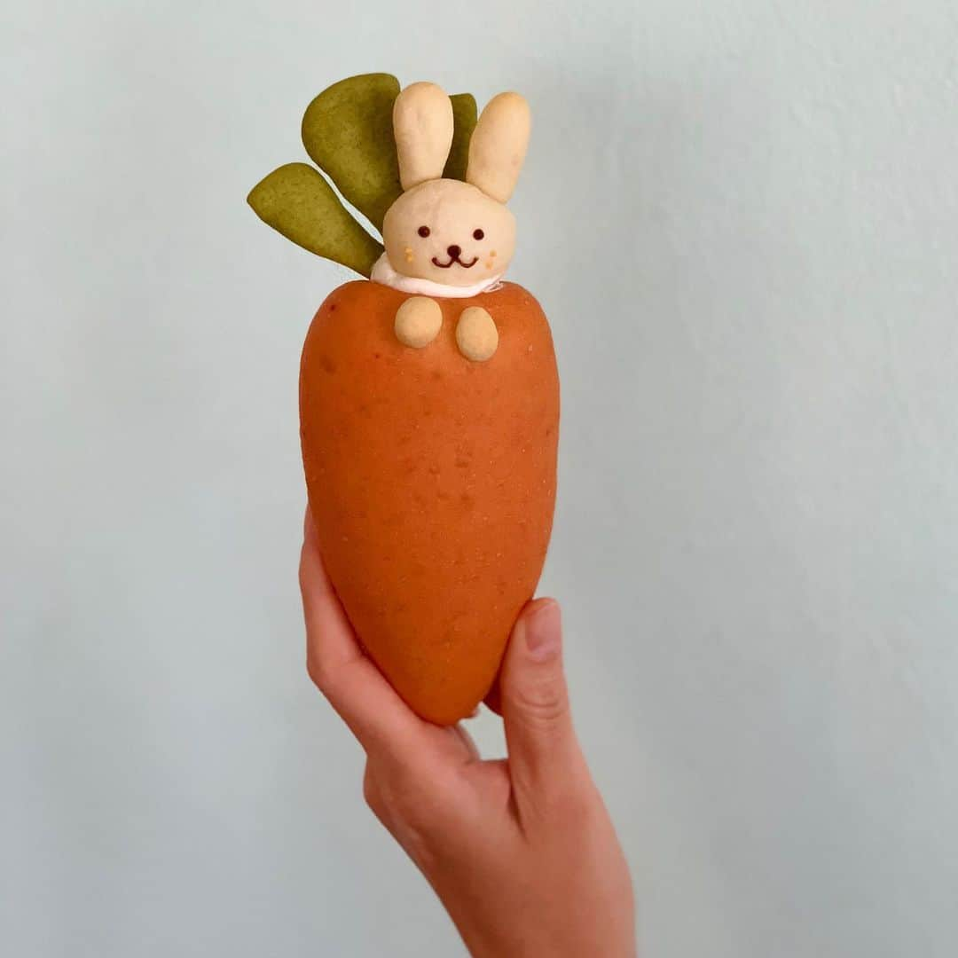 Ranさんのインスタグラム写真 - (RanInstagram)「. . . にんじんコロネ🥕 . . . . Happy easter 🥕🐰💕 . . . . #bread #easter #easterbunny #easterparty #easterfood #rabbit #rabbitstagram #eastereggs #baker #kawaii #carrot #手作りお菓子 #手作りパン #チョココロネ #コロネ #人参 #にんじん #クリームパン #菓子パン #手作りおやつ #イースター #イースターバニー #イースターパーティー #中沢乳業 #クリーム #うさぎパン#キャラパン #carrotcake #パン教室 #konel」4月11日 23時37分 - konel_bread