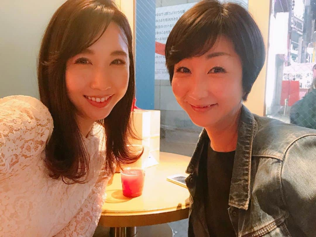 崎本ゆかりさんのインスタグラム写真 - (崎本ゆかりInstagram)「いつかの宇宙会議🪐👽笑 もうだいぶ前だ.. 麻衣さんは、心の声が届く 貴重な人♡ 楽しかったなぁ…本当に。 また早く一緒に美味しいご飯とお酒を飲みたいな！ . . #stayhome#思い出 #宇宙会議#大好きな先輩#姉妹？#サシ飲み#楽しかった」4月11日 23時40分 - yukariiiin5