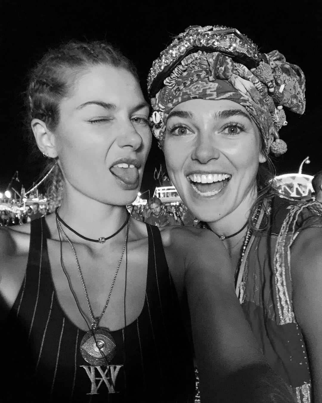アシュリー・ハートのインスタグラム：「International sibling day! What? What? @jesshart 😜 #1daylate #thanksmom #lifesgreatestgift  @burningman you will truly be missed this year!!!」