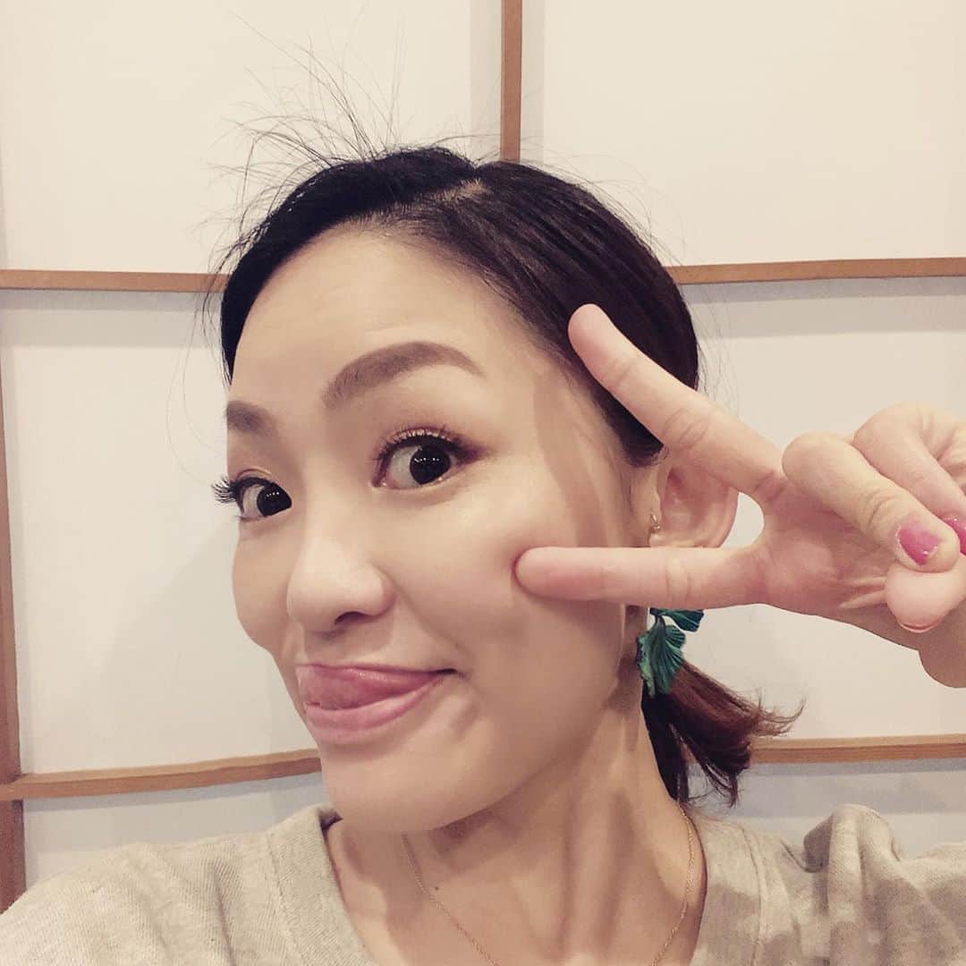 宮本美季のインスタグラム：「‪LINE LIVE、今日もありがとうございましたー！！みんなの曲、「One」は来週の月曜日にYoutubeのみきチャンネルで配信しますね😆そしてFM軽井沢『Designs of life』のお手紙もお待ちしておりまーす😆お題は「海外で経験した珍事件、失敗談」です👍どしどしお待ちしてまーす❤️#アホ毛‬」