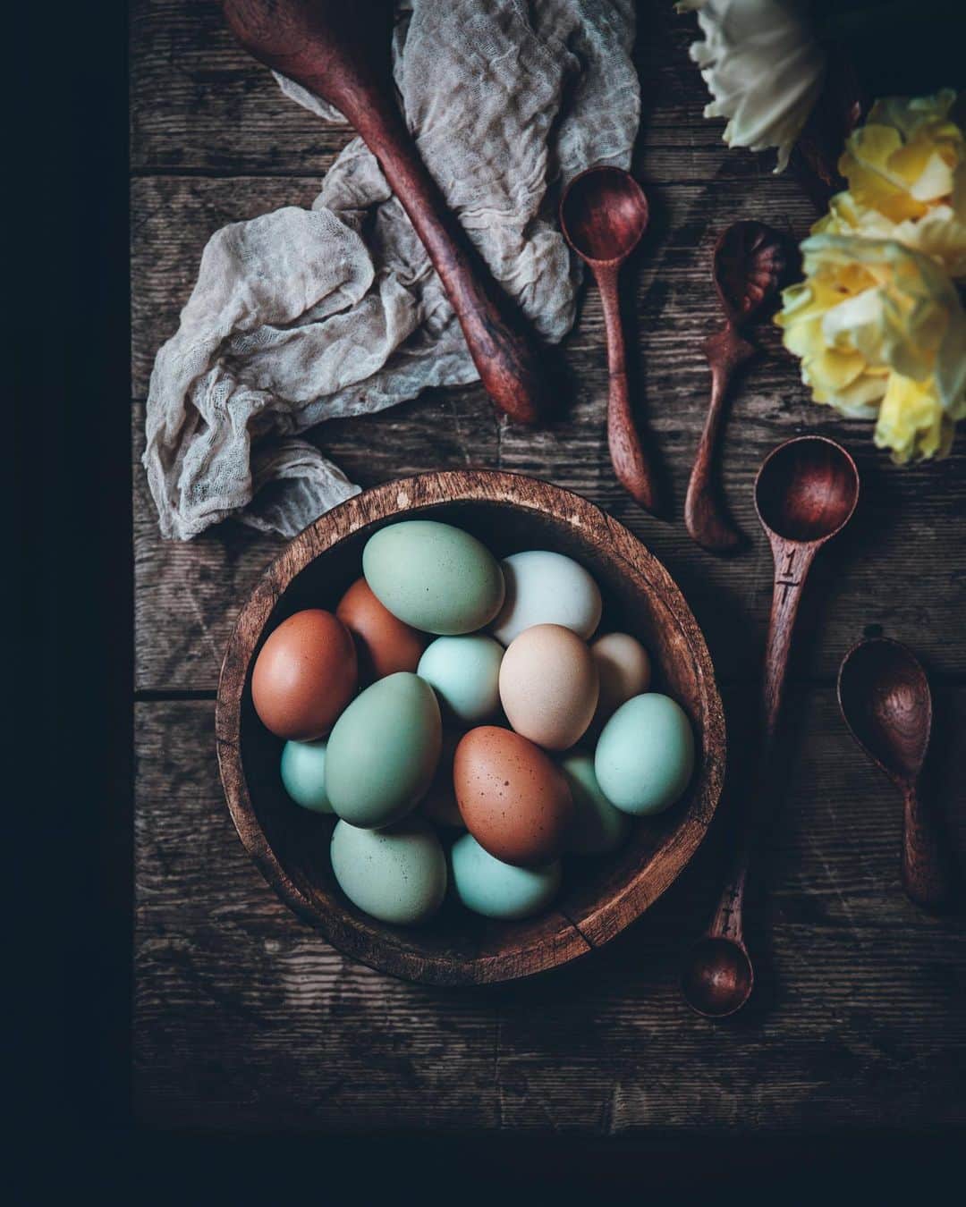 Linda Lomelinoのインスタグラム：「Happy Easter, if you are celebrating today ☀️ I hope you are safe and sound! Just wanted to share some of my favorite small businesses with you, since supporting them is extra important right now (from someone who also runs a small business! 🙋🏻‍♀️). Beautiful fabric dyed with natural colors from @nadestudio, insanely gorgeous wooden spoons in walnut from @poldersowm, my favorite tulips from @feldtsbk and eggs from very happy chickens who live in my friend @mammabrunnfors garden💛」