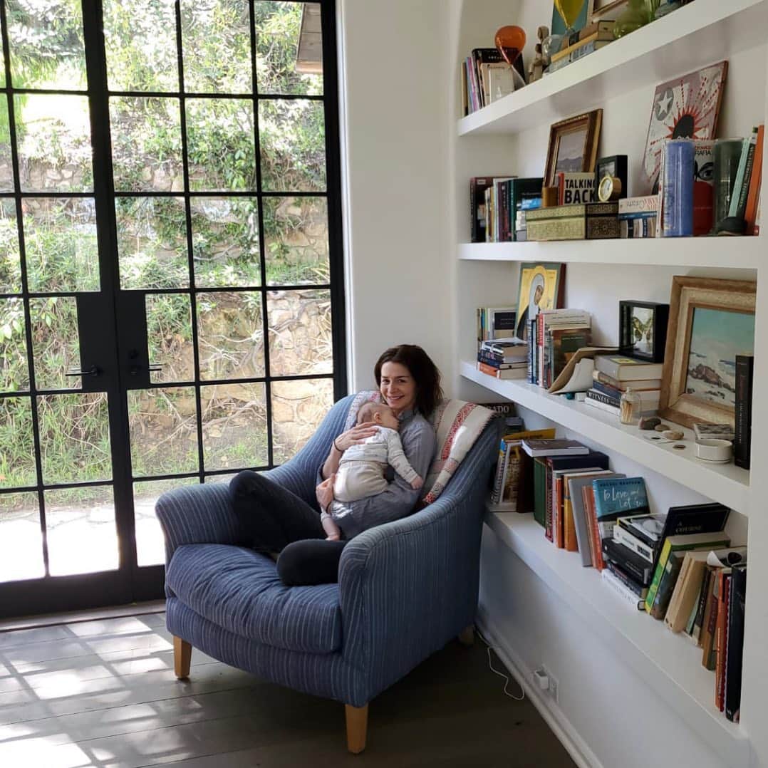 カテリーナ・スコーソンのインスタグラム：「I love my baby. I love books. (By the way, we went with what was her middle name. Lucinda. “Lucky” for short.)」