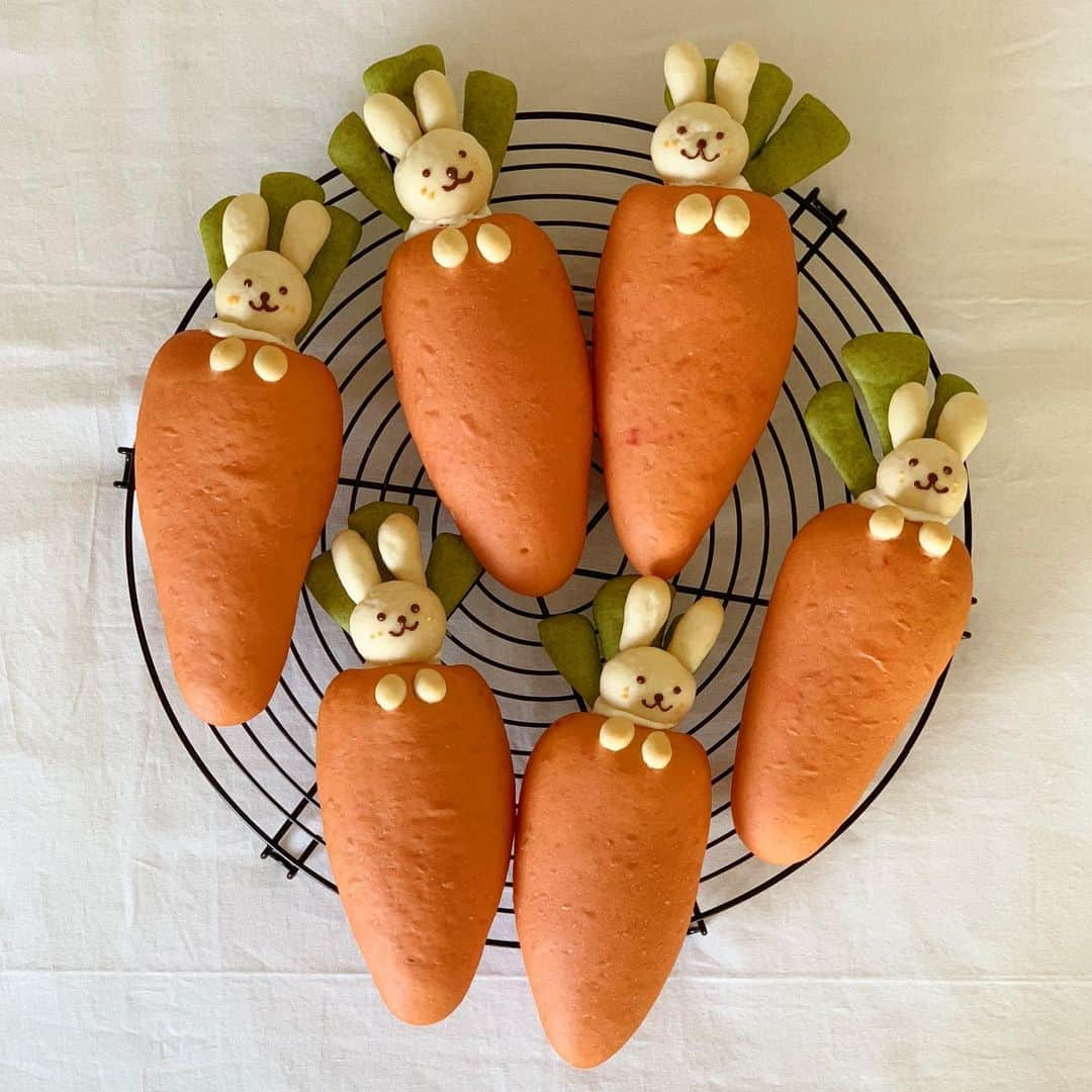 Ranさんのインスタグラム写真 - (RanInstagram)「. . . にんじんコロネ🥕 6本 . . . . Happy easter 🥕🐰💕 . . . . #bread #easter #easterbunny #easterparty #easterfood #rabbit #rabbitstagram #eastereggs #baker #kawaii #carrot #手作りお菓子 #手作りパン #チョココロネ #コロネ #人参 #にんじん #クリームパン #菓子パン #手作りおやつ #イースター #イースターバニー #イースターパーティー #中沢乳業 #富澤商店 #うさぎパン#キャラパン #carrotcake #パン教室 #konel」4月12日 0時12分 - konel_bread