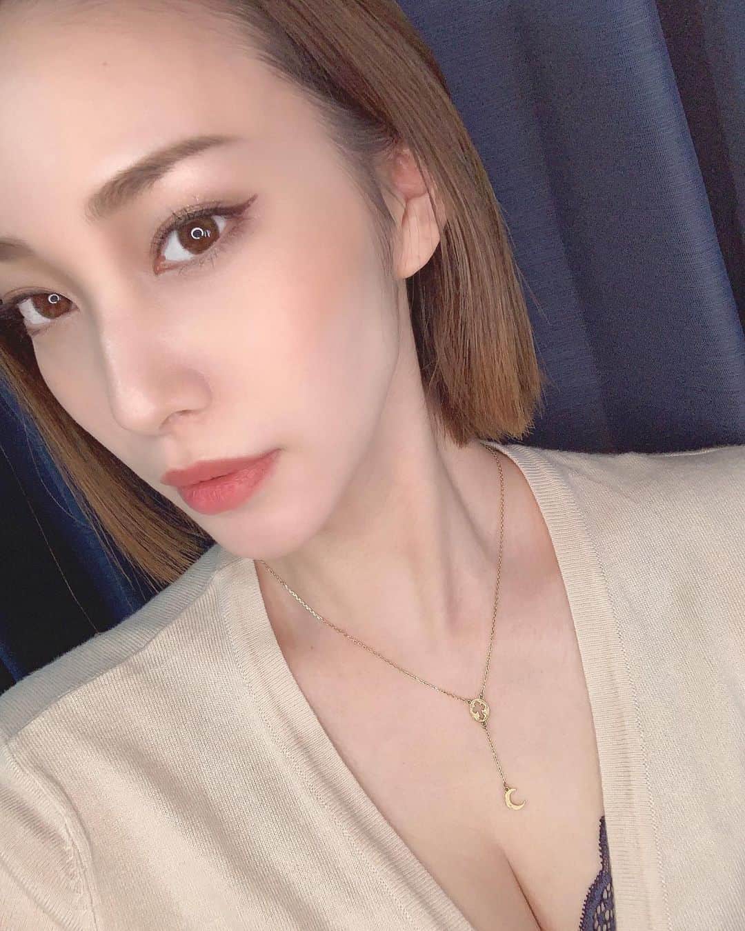 藤本奈月のインスタグラム：「奈月、月乃、緋月。 お月様が好きなんだ🌙 華奢なネックレス、小さな月がかわいくて、 家に篭ってるだけやけど、ネックレス着けるだけでも気分転換。 . . . @jjra00  #jjra00 #ゴールドアクセ#ネックレス#ロザリオ#moonlight」