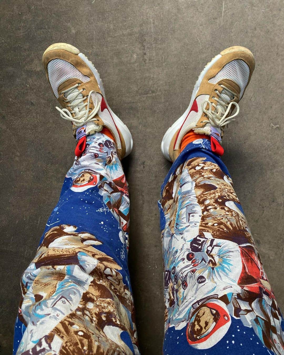 三田真一さんのインスタグラム写真 - (三田真一Instagram)「Tom Sachs × Nike Mars Yard 2.0  JANTIQUES Vintage fabric pants  洋服のもつ力。普段と違うコーディネートが楽しくなる。 @nike  @wataru_ohzeki  @yamaken1013  @kilscope  @uchidahitoshi  #jantiques  #tomsachs #stayhome」4月12日 0時30分 - mitershinichi