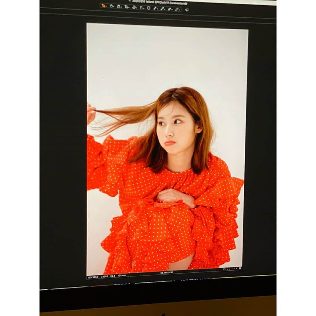 TWICEさんのインスタグラム写真 - (TWICEInstagram)「❤️🧡💙🎀 #1stLOOK #퍼스트룩」4月12日 0時55分 - twicetagram