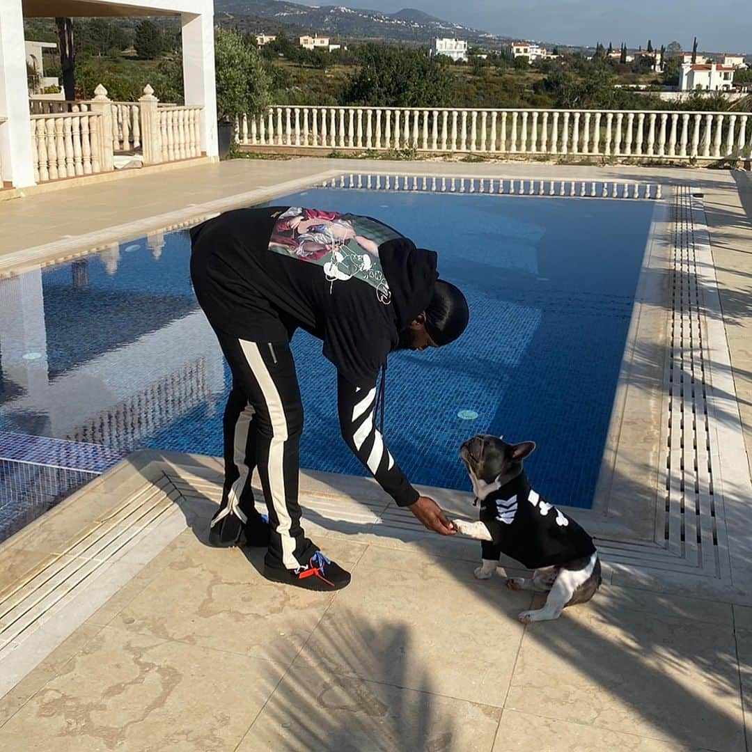 バカリ・サコさんのインスタグラム写真 - (バカリ・サコInstagram)「Sensei is the coldest dog ever 🥶🐶😂」4月12日 1時02分 - baky_sako