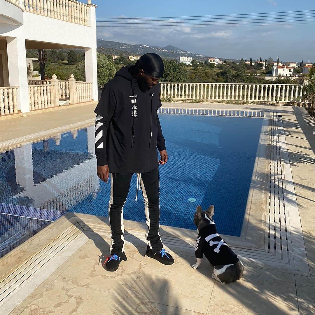 バカリ・サコのインスタグラム：「Sensei is the coldest dog ever 🥶🐶😂」
