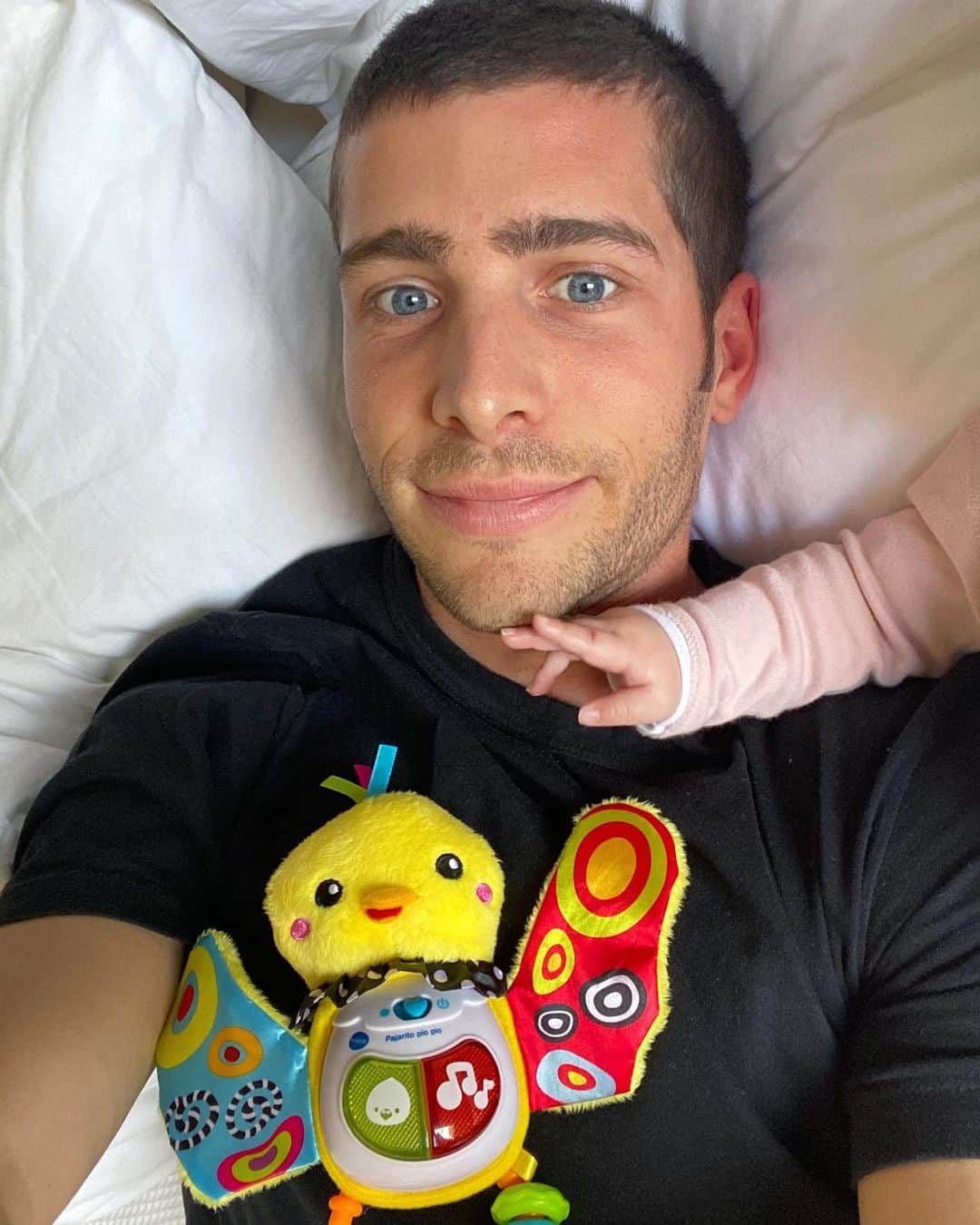 セルジ・ロベルトのインスタグラム：「All day 🐥👧🏼」
