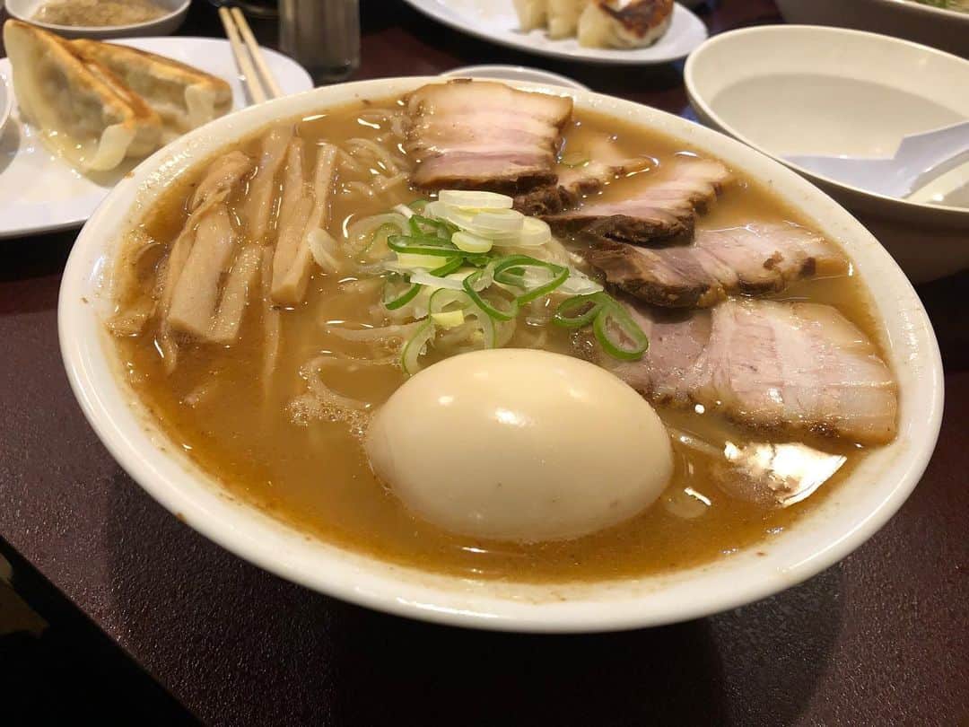 丸山ゴンザレスのインスタグラム：「ダイエットで外食自粛のため先日最後の晩餐会を実行した筋トレ集団。さらば超過カロリー！」