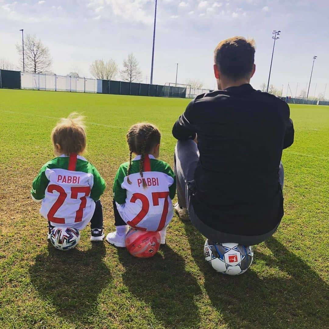 アルフレズ・フィンボガソンのインスタグラム：「Training ✅with my favourite team! Happy easter everyone 🐣」
