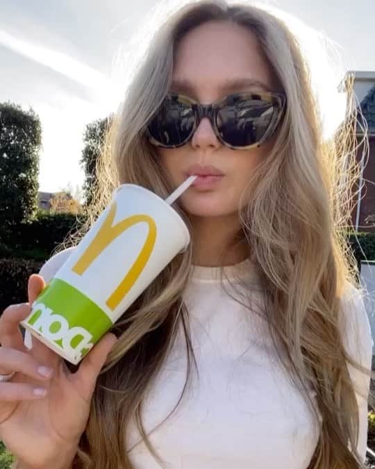 ロミー・ストリドのインスタグラム：「another day in quarantine..🥤」
