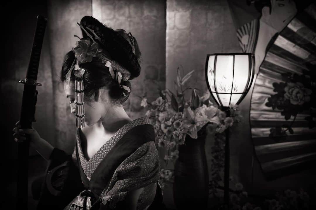 采女華のインスタグラム：「(photo by @_shige.s_ )  #花魁 #花魁体験 #花魁撮影 #花魁写真 #東京 #浅草 #浅草着物 #煙管 #着物レンタル #コスプレ #メイク #東京子鹿撮影会 #撮影会 #個撮 #モノクロ #白黒 #写真 #カメラ #着物  #cocomotokyo #tokyo #japan #kimono #model #meke #makeup #oiran #me #monochrome #camera」