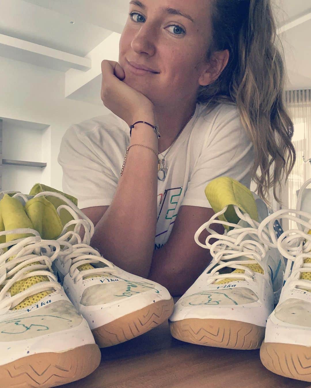 ビクトリア・アザレンカのインスタグラム：「I am Victoria Azarenka, a professional tennis player, and I've competed in several tournaments in South Florida. It breaks my heart to see how COVID-19 is affecting the world, my friends, and family members.  It has officially been 82 days since the CDC confirmed the United States’ first case of COVID-19. The outbreak has changed our lives in several ways, starting with the medical industry and now, as the crisis continues, it has affected 81% of Miami-Dade County small businesses and more than 248,000 families with children on top of the 59% of residents who were struggling to make ends meet.  Therefore, I would like to help this local community by auctioning off a pair of my autographed custom tennis shoes. The proceeds will go towards United Way of Miami-Dade who has established the Miami Pandemic Response Fund. The fund will allow us to address short term impacts on working families with emergency needs including rent/mortgage assistance, food, medication and utilities, and issue micro-grants to small businesses.  The auction will start today April 11th and will end on April 25th at 1:59pm EST. Please click on the link below if you are interested in donating and helping businesses and families in South Florida.  Through our joint efforts, we can build a #StrongerMiami.  #95YearsStrong #wta4love @WTA #COVID  https://www.charityauctionstoday.com/auctions/COVID19-Miami-Pandemic-Response--11364  @unitedwaymiami @imgtennis  LINK IN BIO ⬆️⬆️⬆️⬆️」