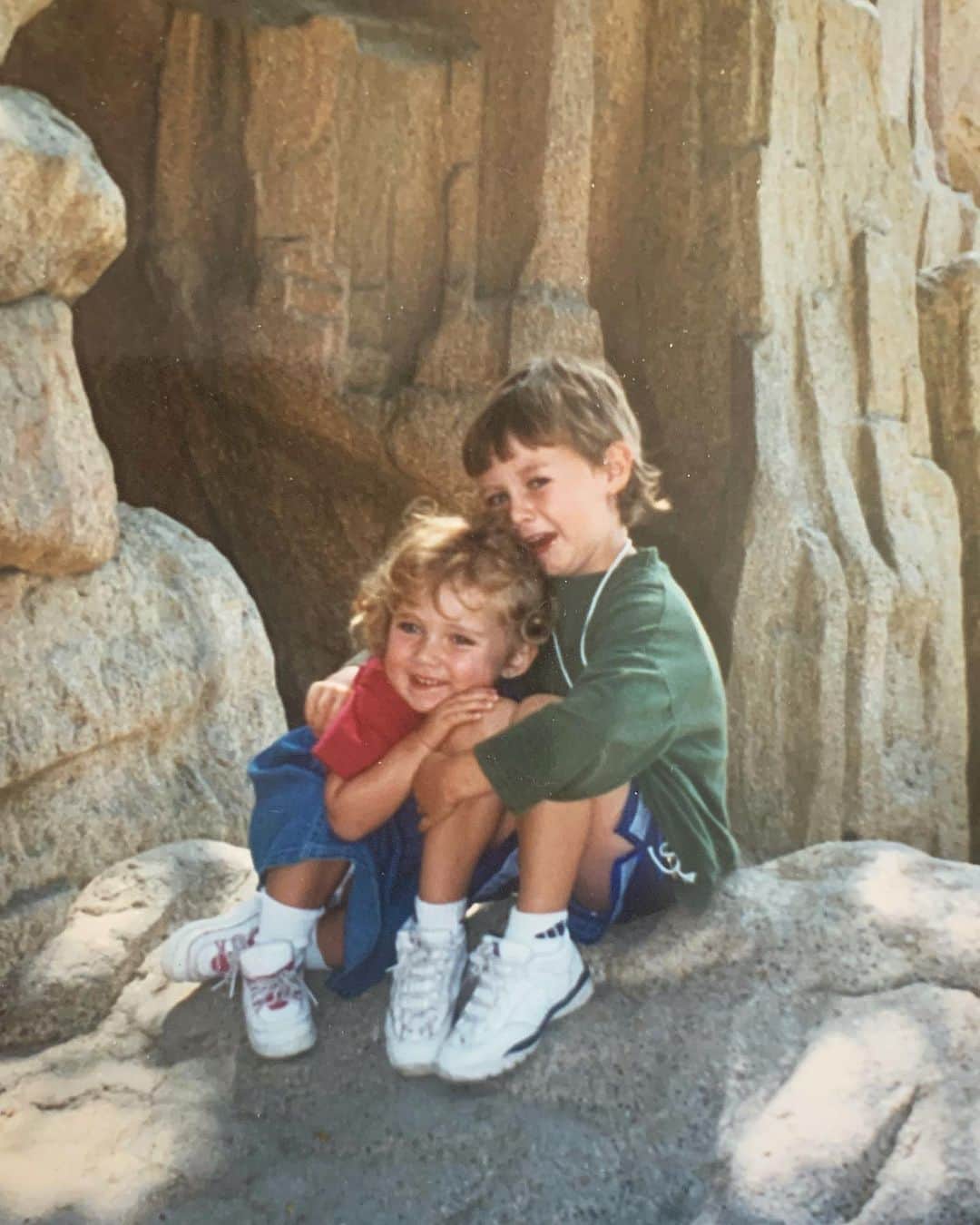 ミカエラ・シフリンのインスタグラム：「The devastation lingers, I imagine it will for some time... but what I can say beyond a shadow of a doubt is how lucky I feel to have a brother like you. I wish so much that we didn’t have to feel this pain, I wish you didn’t have to take on so much responsibility, I wish... so many things. But watching you face all of these challenges head on is... I don’t even know how to properly explain it. You give me hope. Hope that maybe, just maybe, we might be okay. Here’s to the best sibling in the universe. Love you T. #internationalsiblingsday #LateToThePunchButWhatElseIsNew @taylorshiffrin」