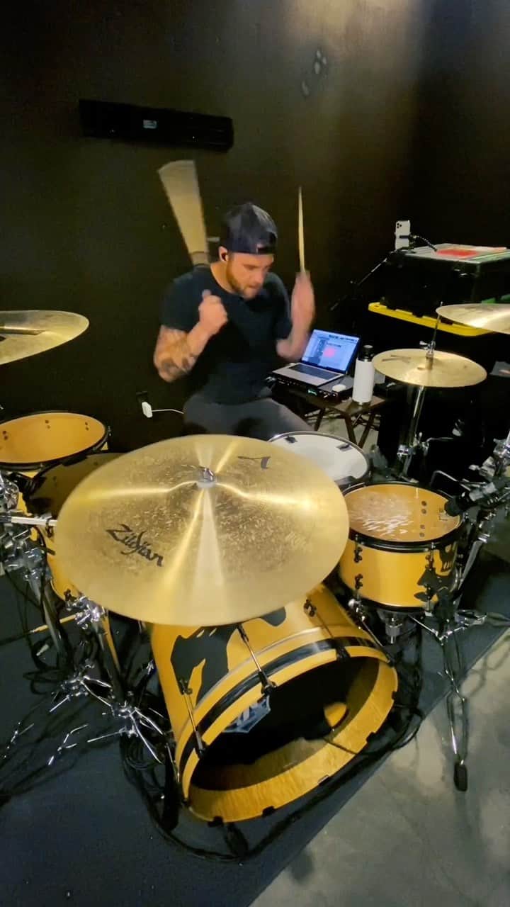 All Time Lowのインスタグラム：「This video is for all the drummers and ring light aficionados out there. Do you guys wanna see more videos like this? @riandawson」