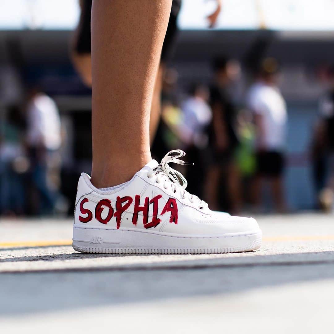 のインスタグラム：「Hey ya 👋🏽 I am Sophia 🙋🏼‍♀️ What’s your name? 😏 // Been sitting in the simulator since 10 this morning 🙃 10h of gaming is making you tired like you would have been out the complete night 🕺🏼😅 || #sophia #sophia99 #racegirl #changeagent #changes #motorsport #women #power #simulator #rfactor2 #SOPHIA」