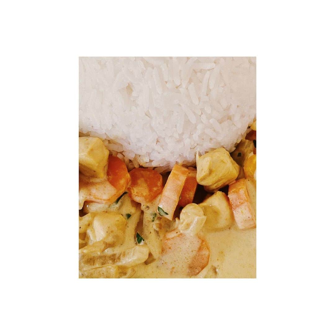 Lyloutteさんのインスタグラム写真 - (LyloutteInstagram)「~ 🍴 riz - poulet - carottes - oignons - persils - curry - lait de coco { #yummy #food」4月12日 2時40分 - lyloutte