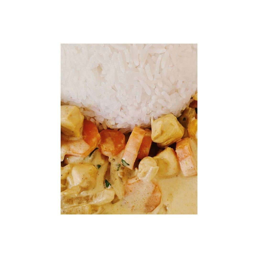 Lyloutteのインスタグラム：「~ 🍴 riz - poulet - carottes - oignons - persils - curry - lait de coco { #yummy #food」