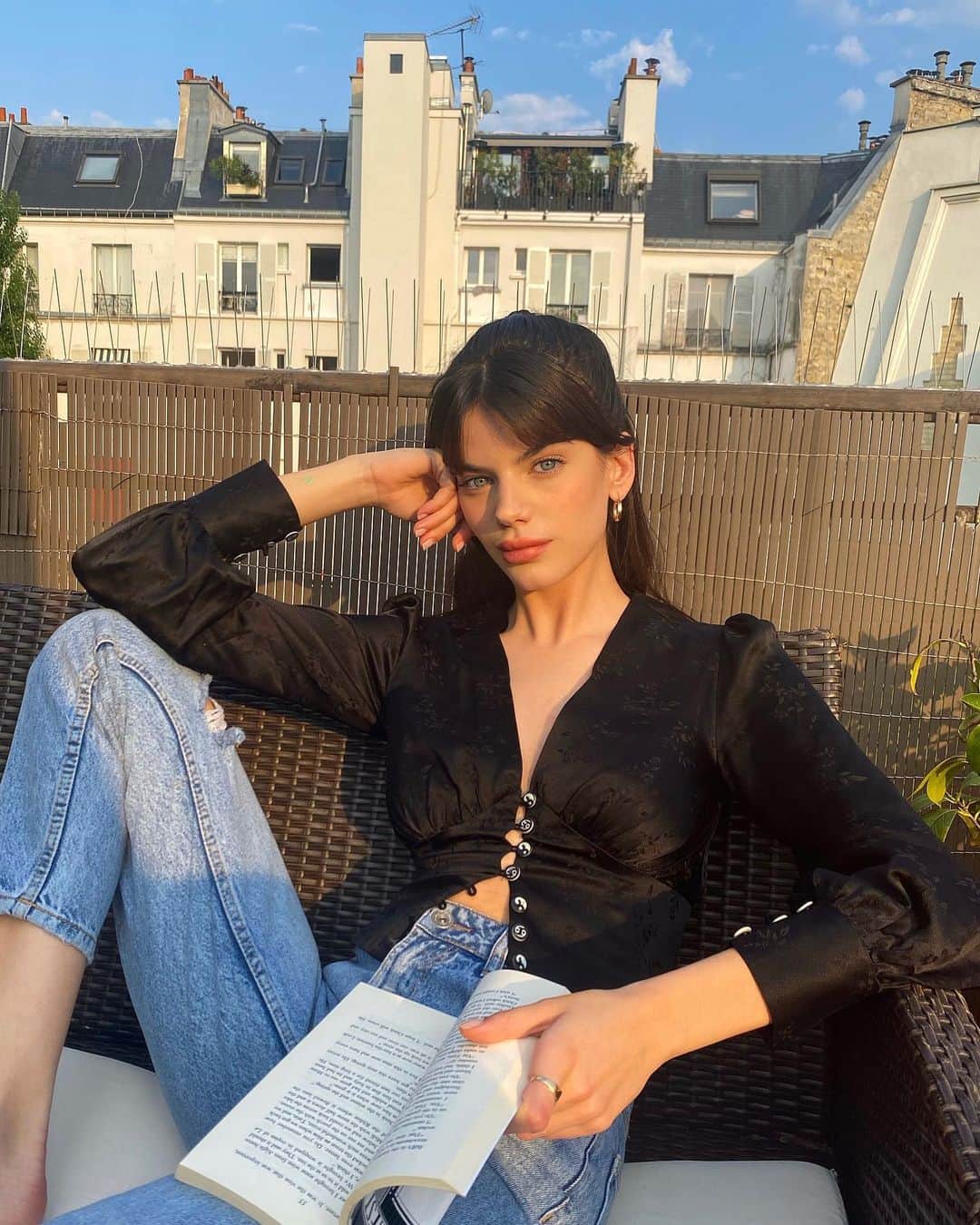 ソニア・ベン・アンマーのインスタグラム：「grateful for this golden hour with hemingway 🤍✨🍷🔓📖」