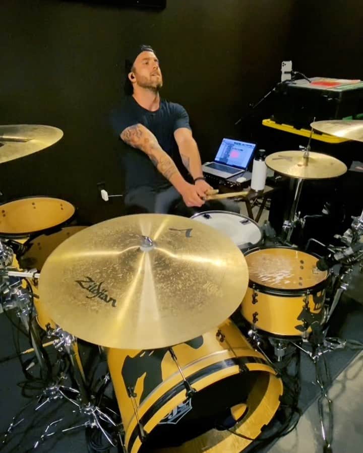 リアン・ドーソンのインスタグラム：「hi dudes and dudettes! a few of you have been asking for me to do playthroughs AND I AM A PEOPLE PLEASER. here is sleeping in, there are some flubs but whatever its just one take and i was sweating. head to @alltimelow account to see the full song. this was fun, hope you enjoy :)」