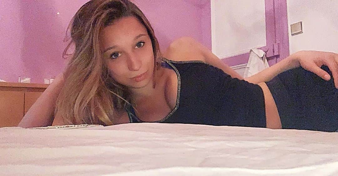 ローラ・エスブラのインスタグラム：「« La chambre où l’on se trouve enfermé est déjà une prison quand le bonheur y est avec nous. » #confinement」
