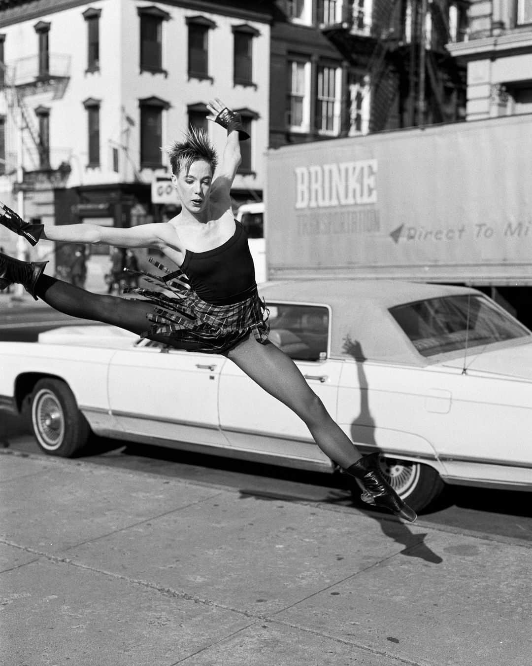 ブルース・ウェーバーさんのインスタグラム写真 - (ブルース・ウェーバーInstagram)「A salute to all the lovers of #NewYorkCity — @KaroleArmitage, known by many as the "punk ballerina," can cause a traffic jam wherever she goes. ————— #NYC, New York, 1986 for @vanityfair.」4月12日 3時28分 - bruce_weber
