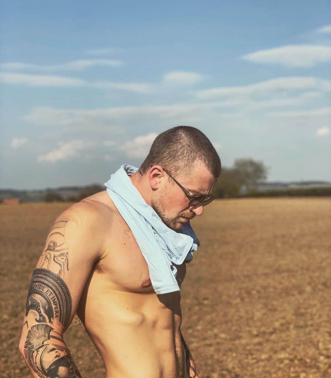 アダム・ピーティのインスタグラム：「Getting my one hour of outside exercise in」