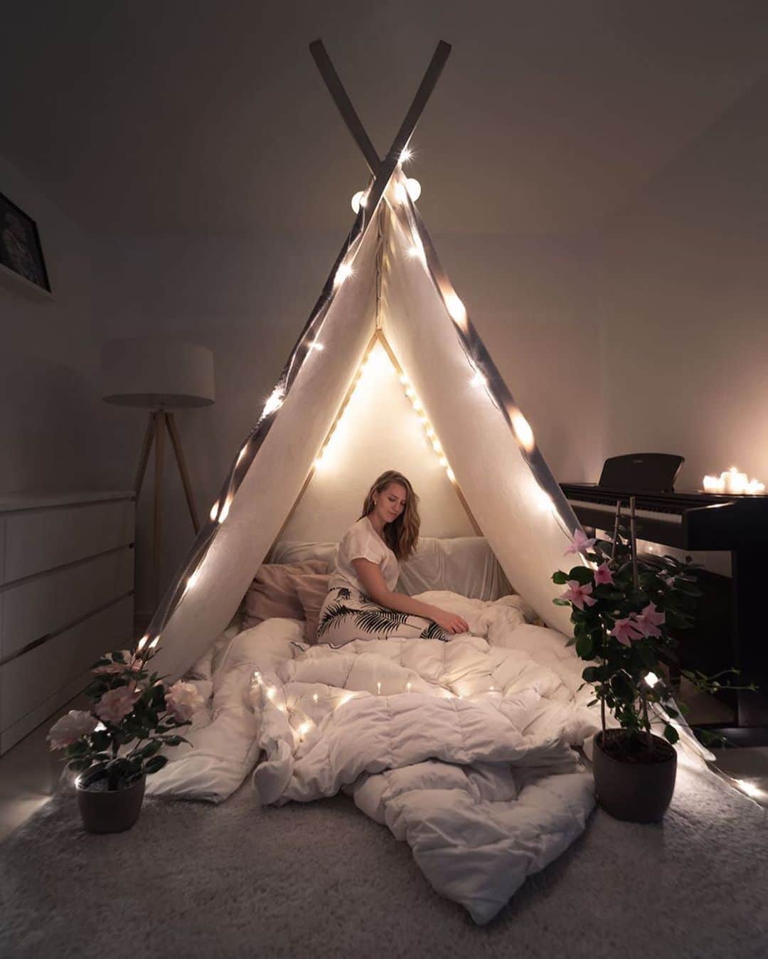 Crazy Roomsさんのインスタグラム写真 - (Crazy RoomsInstagram)「Anyone else making forts or indoor camp sites?! 😍 . Ft @michellevonkalben  #crazyroomss」4月12日 3時50分 - crazyroomss