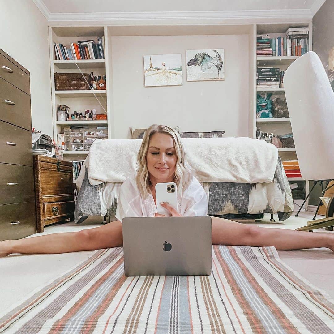 マリヤ・コロレバのインスタグラム：「This is pretty much how I spent my entire birthday yesterday - on the computer or on my phone, FaceTiming or zooming with different groups of friends and family. When I counted up how many people I video chatted with it came out to exactly 30 😱 (what are the freaking odds?!) • I didn’t expect to spend my 30th birthday in quarantine but tbh, it was truly an amazing day. When I think about it, all I ever wanted on my birthday was to be with the people I love, in-person or not. I ended up talking with more loved ones yesterday than I EVER have on my birthday - another silver lining of this pandemic! • I am extremely grateful to those who went out of their way to make my day special. I often forget that I am surrounded by so many loving and supportive friends, and yesterday was the best reminder of that ❤️ • I’m taking this weekend to reflect on the last decade of my life and set some new intentions for the upcoming year. I’m walking into my 30th year around the sun with so much gratitude, love, and optimism for what’s to come 🥰 #dirty30」