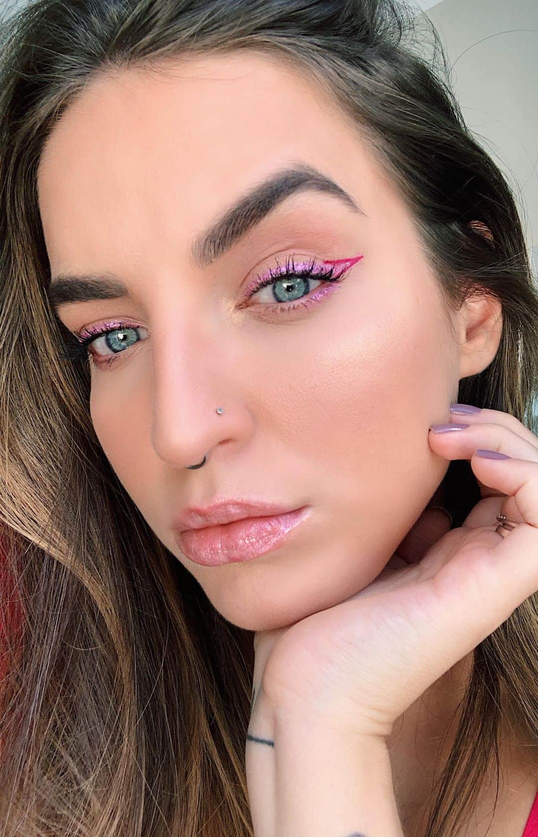 Bruna Unzuetaのインスタグラム：「Até agora sem acreditar que fiz essa belíssima make sozinha kkk no vídeo mostro o passo a passo do meu jeitinho atrapalhado de ser 🤷🏻‍♀️😇 e ai, qual próxima make eu me arrisco? Quero dicas 😎」